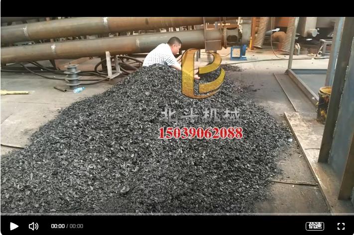 全自動5G影院天天爽入口無煙炭化楊樹木片的生產加工現場